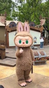 Daya Tarik Unik Kostum Badut Labubu