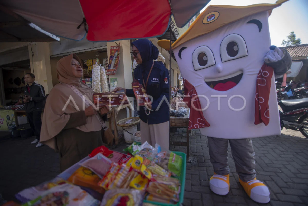 Pengrajin Badut Jura KPU Kota Salatiga | antarafoto.com | produsenbadut.com