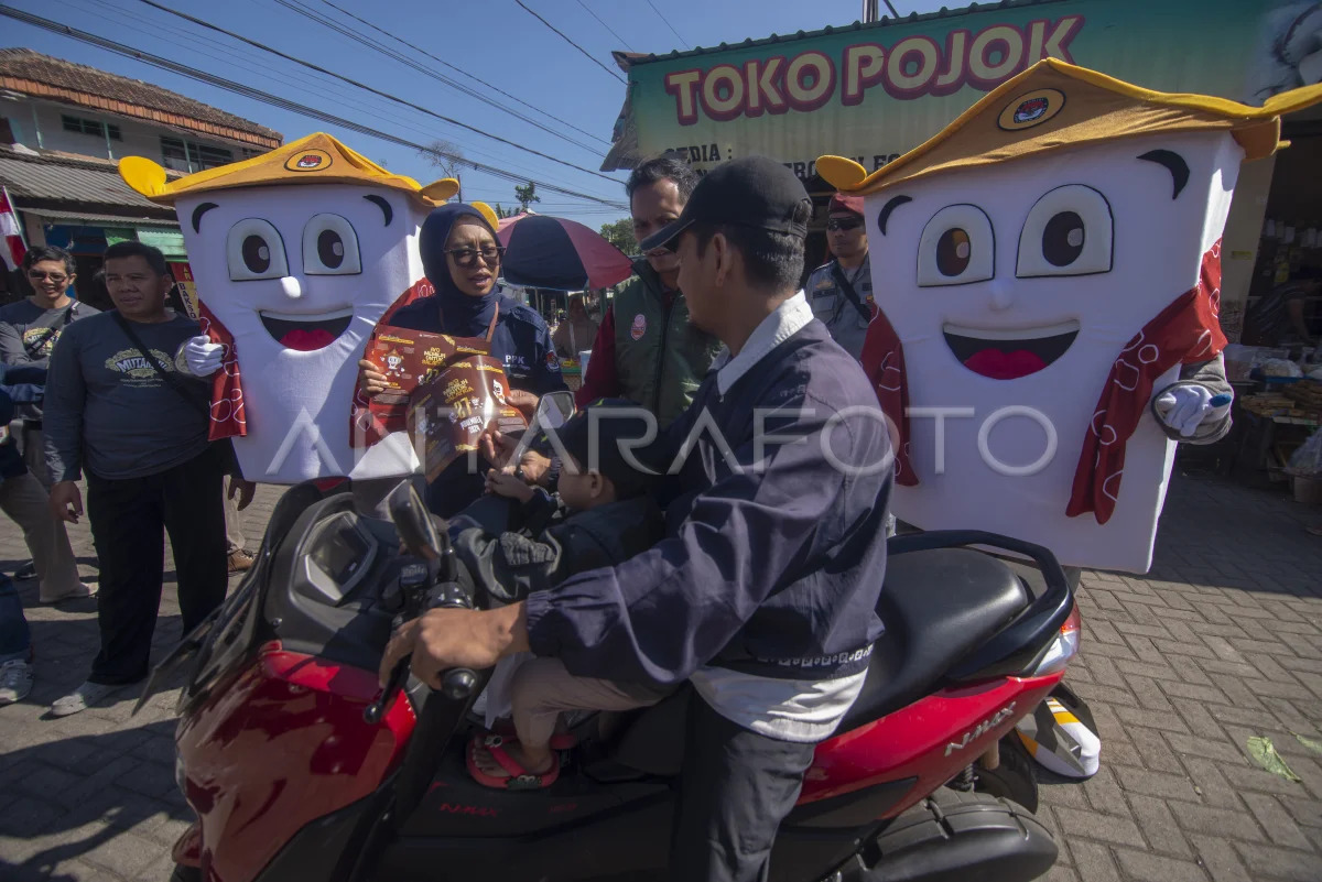 Pengrajin Badut Jura KPU Kota Salatiga | antarafoto.com | produsenbadut.com