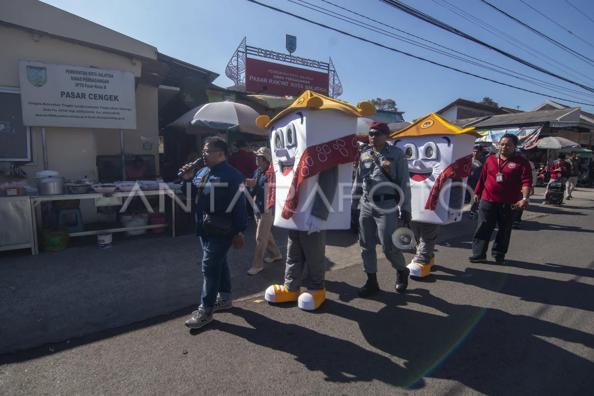 Pengrajin Badut Jura KPU Kota Salatiga | antarafoto.com | produsenbadut.com