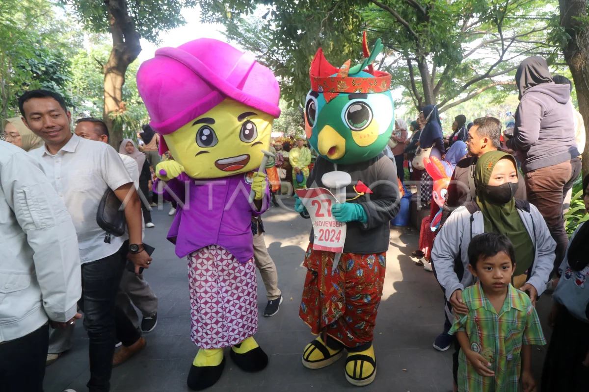 Pengrajin Badut Si Tatak KPU Kota Kediri | antarafoto.com | ProdusenBadut.com