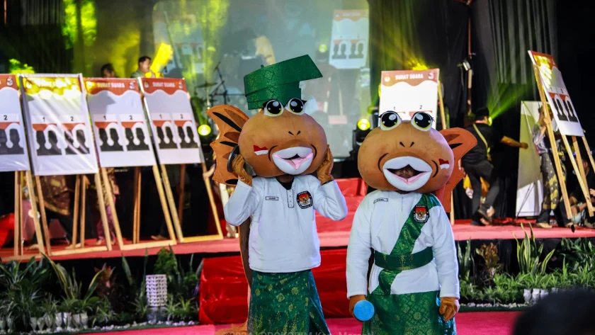 Kostum Badut Si Putra & Si Putri Meranti