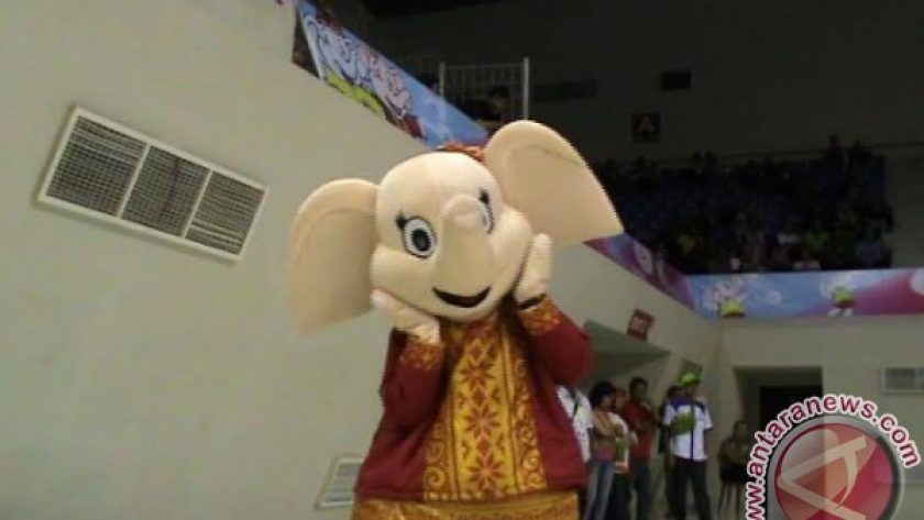 Pengrajin Badut Gajah Bona dan Boni POM ASEAN