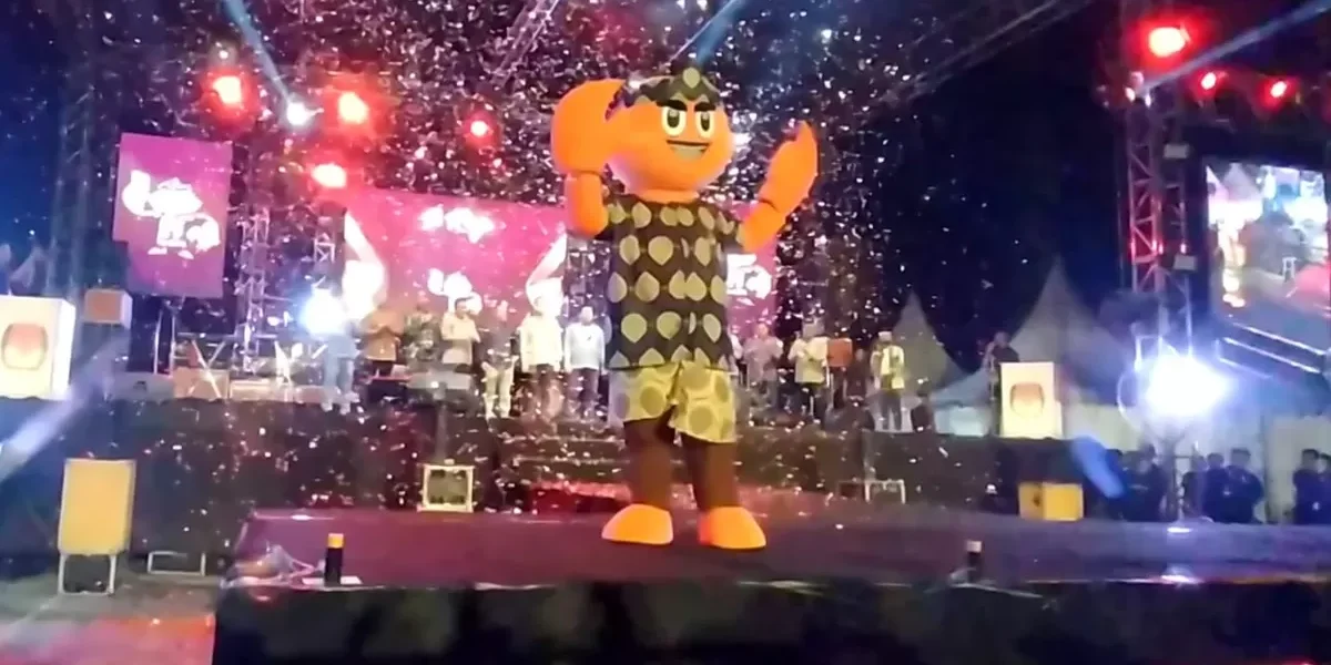 Pengrajin Badut Si Raju KPU Kendal untuk Sosialisasi Pilkada