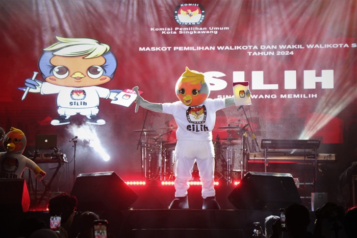 Pengrajin Badut Silih KPU Singkawang untuk Sosialisasi Pilkada